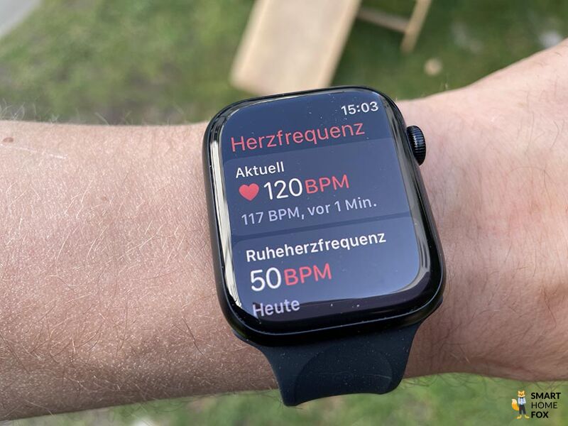Man sieht die aufgezeichnete Herzfrequenz auf der Apple Watch 7.